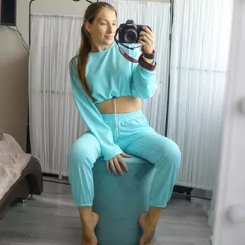 Женский спортивный костюм из двух предметов: укороченная толстовка с круглым вырезом, Топ с длинным рукавом и брюки с высокой талией