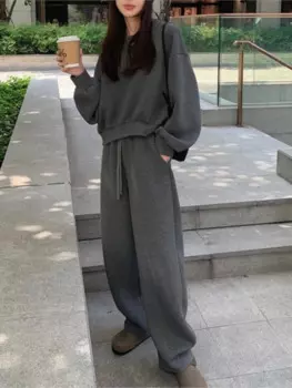 Женский спортивный костюм из свитшота и брюк с широкими штанинами