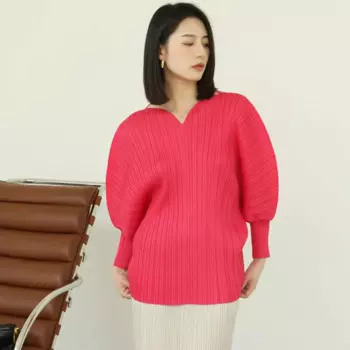 Женский топ 45-75 кг, новинка весны 2024, однотонная свободная эластичная плиссированная Повседневная футболка миаке с V-образным вырезом