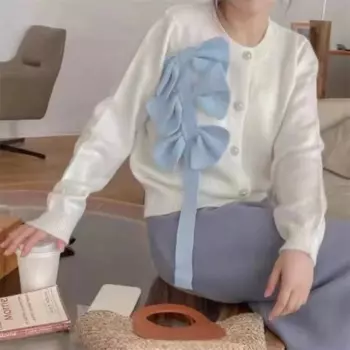 Женский трикотажный кардиган с круглым вырезом и бантом