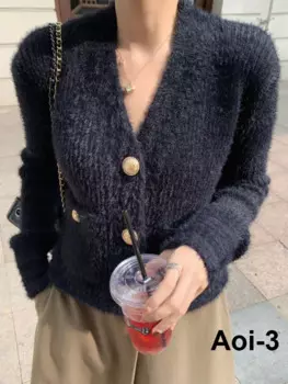 Женский трикотажный кардиган с V-образным вырезом и металлической пряжкой