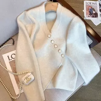 Женский трикотажный кардиган с V-образным вырезом