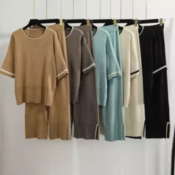 Женский трикотажный комплект из футболки с круглым вырезом и длинных брюк