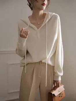 Женский трикотажный пуловер с капюшоном и V-образным вырезом