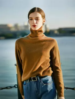 Женский трикотажный пуловер с круглым вырезом и длинными рукавами