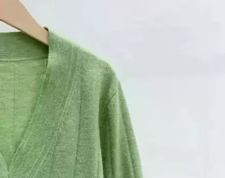 Женский трикотажный пуловер с V-образным вырезом и длинным рукавом