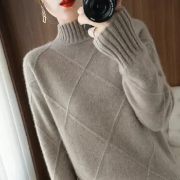 Женский трикотажный пуловер с высоким воротом, однотонный