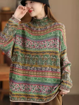 Женский трикотажный свитер с воротником-хомутом и принтом