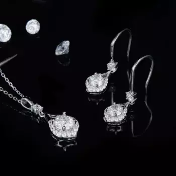 Женский ювелирный комплект из колье и серёг, с муассанитом