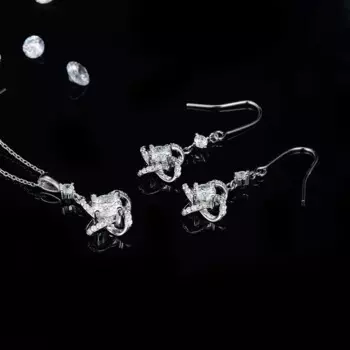 Женский ювелирный комплект из колье и серёг, с муассанитом
