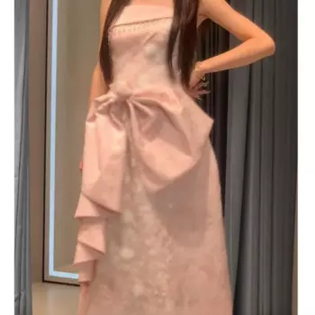 Женское элегантное платье с розовой грудью