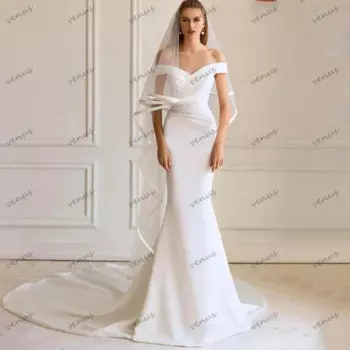 Женское атласное платье-футляр с открытыми плечами