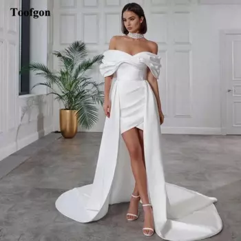 Женское атласное платье-футляр со съемным шлейфом