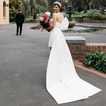 Женское атласное платье-футляр, выше колена