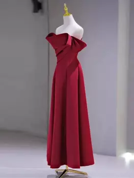 Женское атласное платье-макси с открытыми плечами