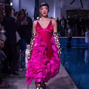 Женское атласное платье миди на бретелях-спагетти, без рукавов