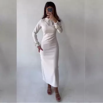 Женское атласное платье-миди с круглым вырезом и бисером