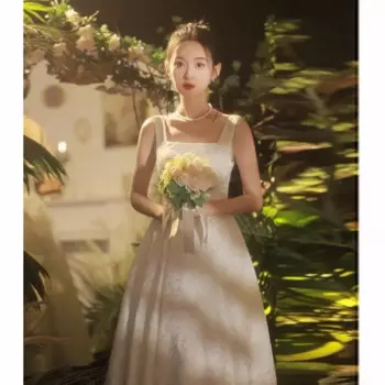 Женское атласное платье на бретелях, с кружевом