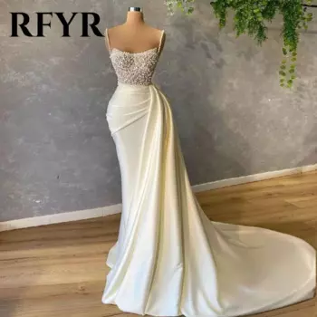 Женское атласное платье с бусинами и жемчугом