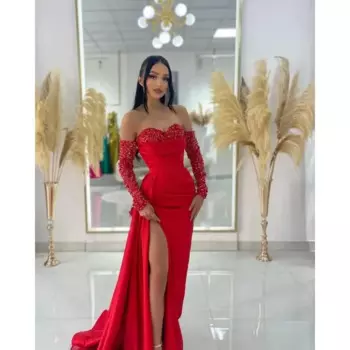 Женское атласное платье с длинным рукавом и открытыми плечами