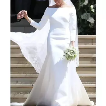 Женское атласное платье с длинным рукавом и открытыми плечами