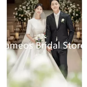 Женское атласное платье с круглым вырезом и полурукавами