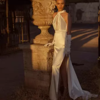 Женское атласное платье с лямкой на шее, без рукавов