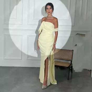 Женское атласное платье с открытыми плечами и открытой спиной