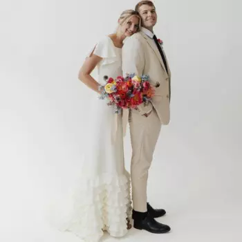 Женское атласное платье с вырезом лодочкой и коротким рукавом