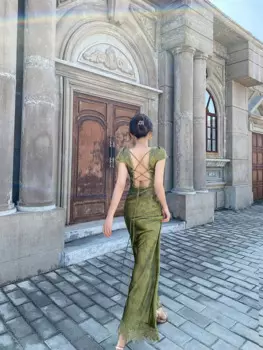 Женское атласное жаккардовое платье с открытой спиной и поясом