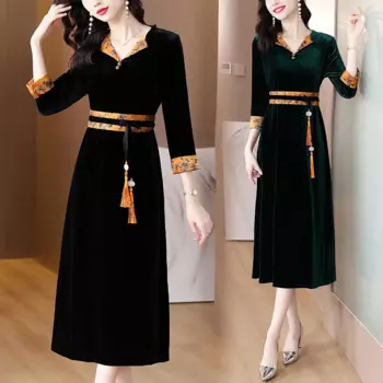 Женское бархатное платье-миди с V-образным вырезом