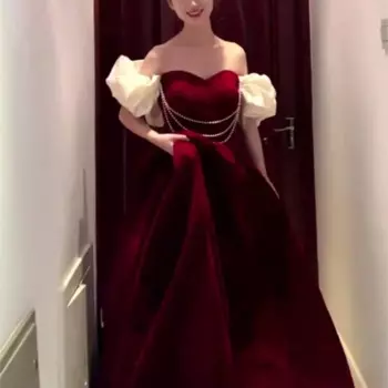 Женское бархатное платье с открытыми плечами