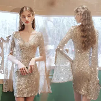 Женское блестящее платье-футляр с V-образным вырезом