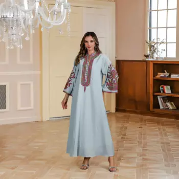 Женское длинное платье-абайя с вышивкой и бисером