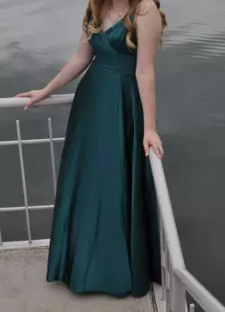 Женское длинное платье с V-образным вырезом