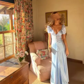 Женское длинное платье-трапеция с V-образным вырезом