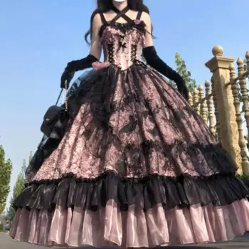 Женское длинное платье в готическом стиле