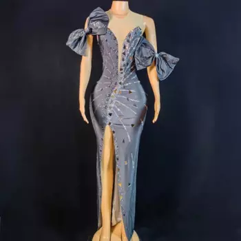 Женское длинное серебристое платье с разрезом