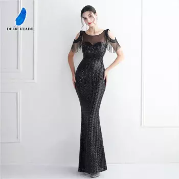 Женское длинное вечернее платье с открытыми плечами и бусинами