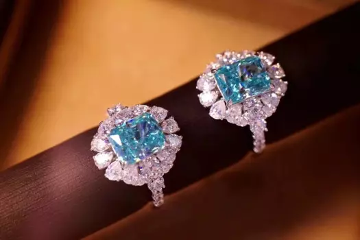 Женское классическое кольцо из серебра 925 пробы с фианитом