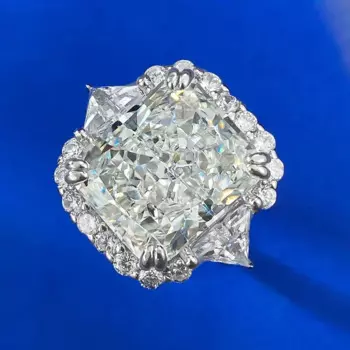 Женское кольцо из серебра 12 х14 мм с сапфировым камнем