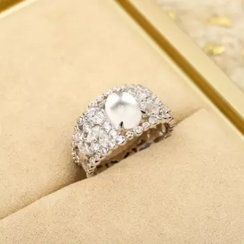 Женское кольцо из серебра 925 пробы с прозрачными кристаллами