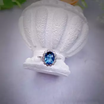 Женское кольцо из серебра 925 пробы с натуральным топазом