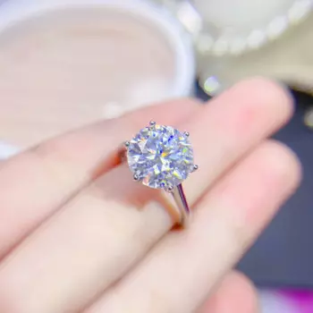 Женское кольцо из серебра 925 пробы с натуральным муассанитом