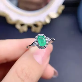 Женское кольцо из серебра 925 пробы с драгоценным камнем