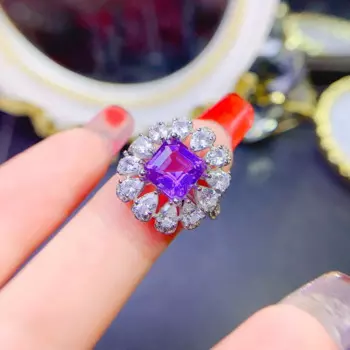 Женское кольцо из серебра 925 пробы с натуральным аметистом