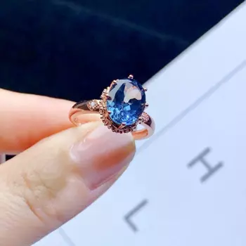Женское кольцо из серебра 925 пробы с натуральным голубым топазом