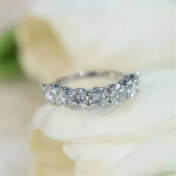 Женское кольцо из серебра 925 пробы с муассанитом карата