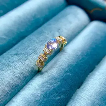 Женское кольцо из серебра 925 пробы с натуральным лунным камнем