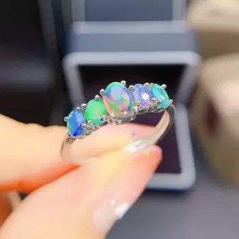 Женское кольцо из серебра 925 пробы с натуральным опалом